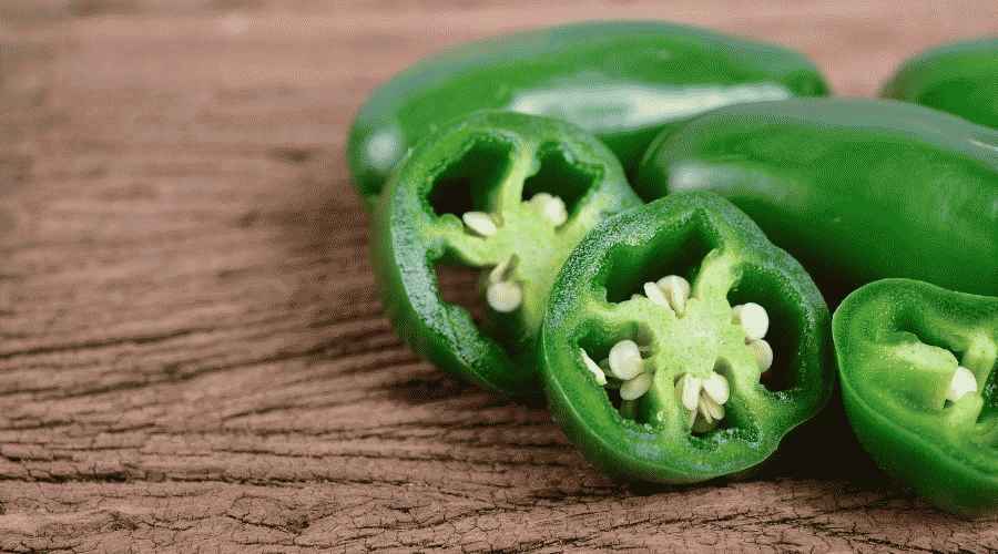 Viipaloitu mausteinen vihreä paprika